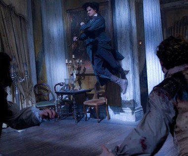 Benjamin Walker w scenie z filmu "Abraham Lincoln: Łowca wampirów"