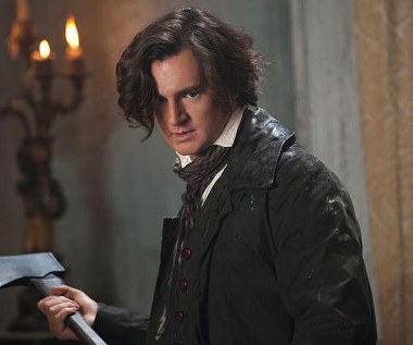 Benjamin Walker w scenie z filmu "Abraham Lincoln: Łowca wampirów"