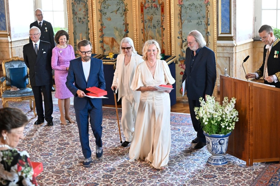 Benny Andersson, Agnetha Faltskog, Anni-Frid Lyngstad oraz Bjorn Ulvaeus osobiście odebrali ordery /Henrik Montgomery / TT / POOL /PAP/EPA