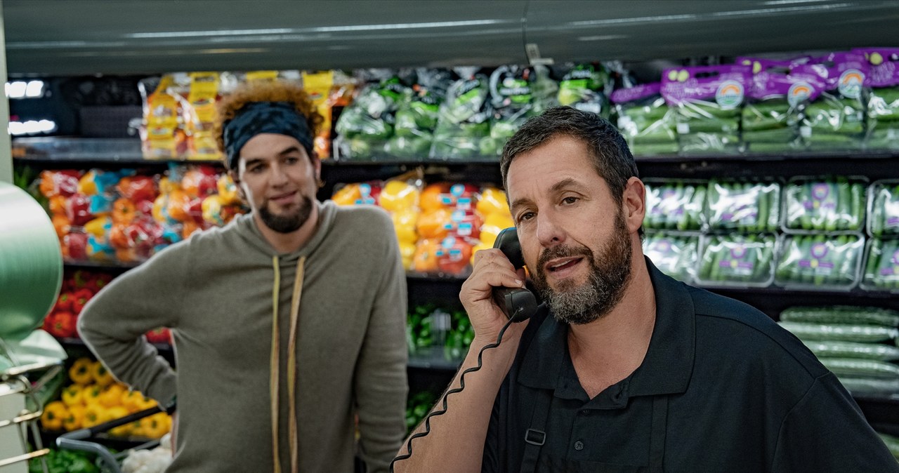 Benny Safdie i Adam Sandler w filmie "Farciarz Gilmore 2" /Scott Yamano /Netflix