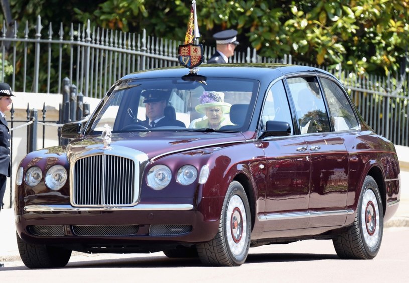 Bentley, którym na ślub przyjechała Elżbieta II /AFP