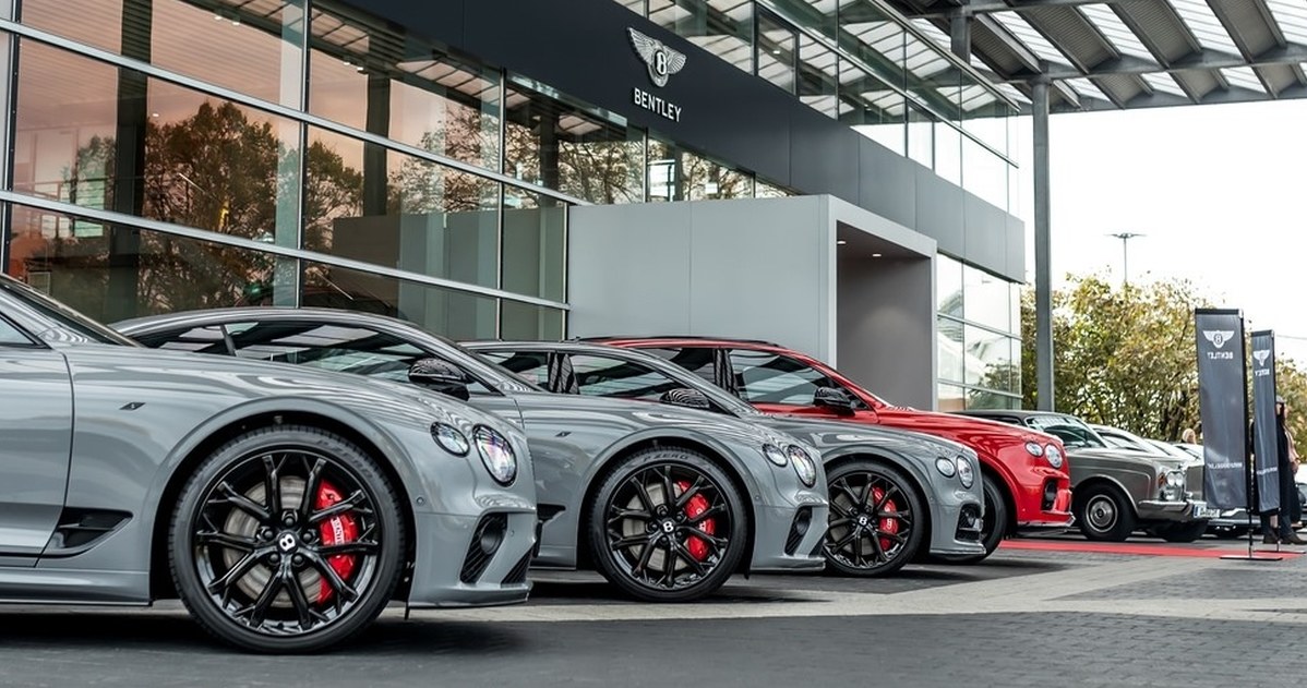 Bentley ogłosił łączną sprzedaż 15 174 samochodów w 2022 r. /materiały prasowe