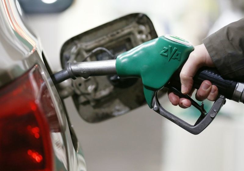 Benzyna jest lepszej jakości niż olej napędowy /KAROL SEREWIS /East News