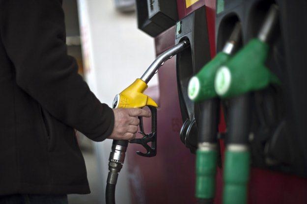 Benzyna jest najdroższa w tym roku /AFP