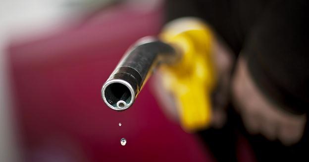 Benzyna już jest najtańsza od początku kwietnia /AFP