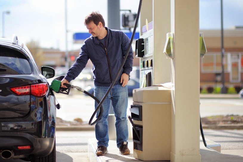 Benzyna na stacjach najtańsza od ponad dekady /123RF/PICSEL