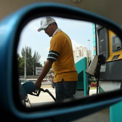 Benzyna tanieje, drożeje olej napędowy /AFP