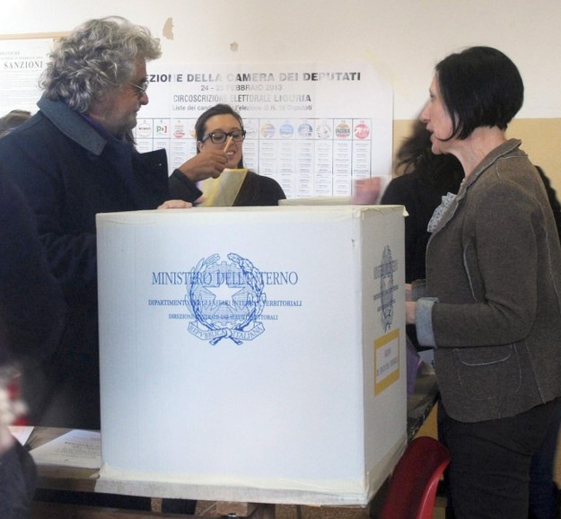 Beppe Grillo podczas głosowania /RICCARDO ARATA /PAP/EPA