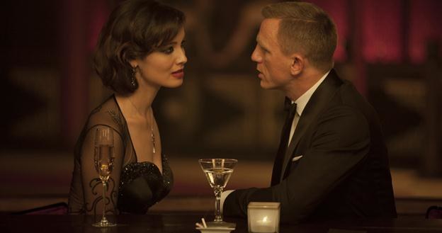 Bérénice Marlohe i Daniel Craig w scenie z filmu "Skyfall" /materiały dystrybutora