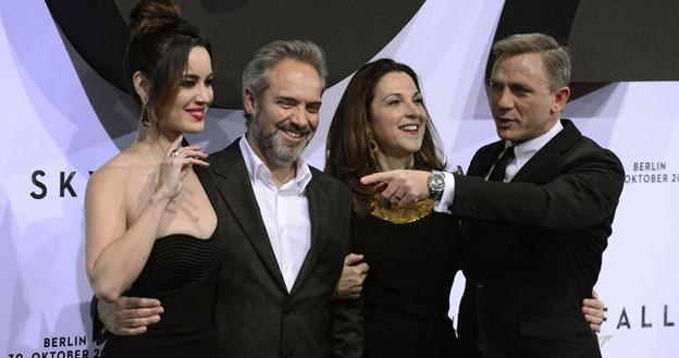 Berenice Marlohe, Sam Mendes, Barbara Broccoli i Daniel Craig /AFP