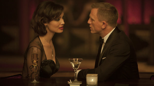 Berenice Marlohe w scenie, w której poznaje agenta 007. /materiały dystrybutora