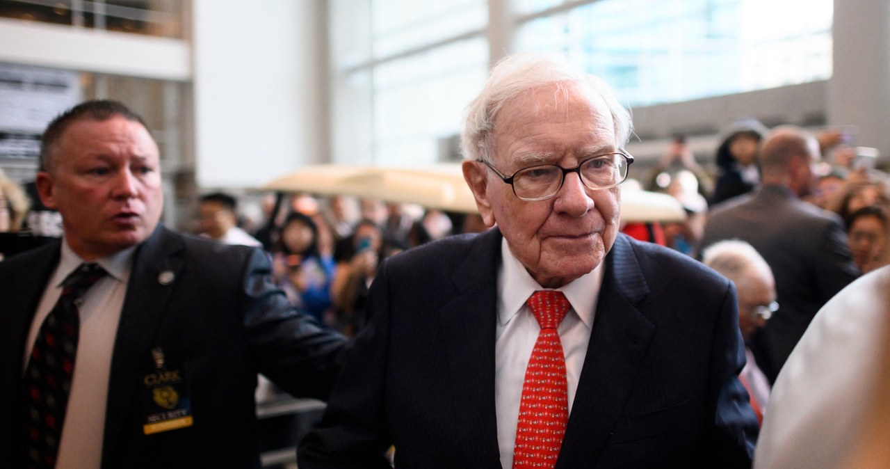 Berkshire Hathaway, wehikuł inwestycyjny Warrena Buffetta, dysponuje rekordowo dużymi rezerwami gotówkowymi. /JOHANNES EISELE /AFP