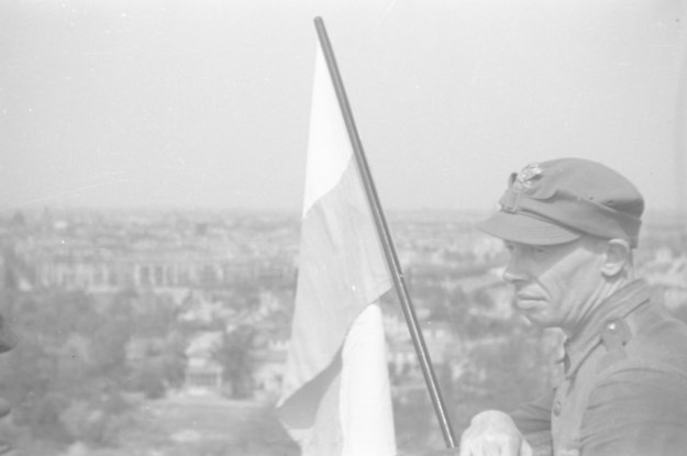 Berlin, 2 maja 1945. Żołnierze z dywizji im. Tadeusza Kościuszki zawiesili na Kolumnie Zwycięstwa polską flagę /Reprodukcja/CAF /PAP