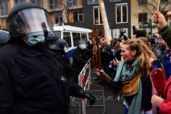 Berlin: Demonstracja przeciwników zaostrzenia restrykcji w związku z koronawirusem