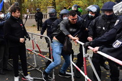 Berlin: Demonstracja przeciwników zaostrzenia restrykcji w związku z koronawirusem