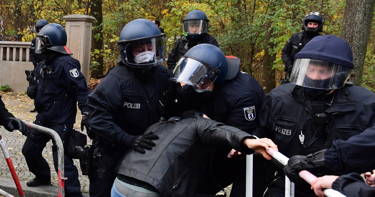 Berlin: Demonstracja przeciwników zaostrzenia restrykcji w związku z koronawirusem