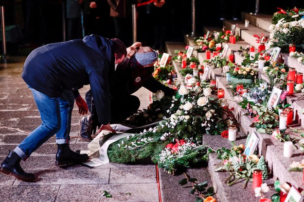 Berlin, kwiaty w miejscu pamięci po ataku terrorystycznym z 19 grudnia 2016 roku /PAP/DPA