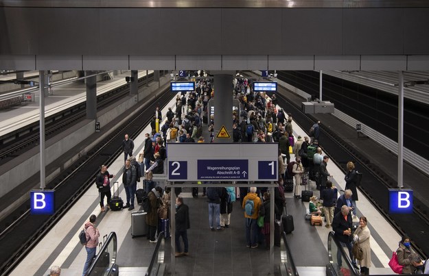 Berlin: Podróżni stoją na peronach głównego dworca kolejowego w Berlinie po zatrzymaniu ruchu pociągów dalekobieżnych w północnych Niemczech /PAUL ZINKEN  /PAP