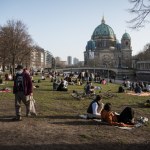Berlin zaprasza turystów. Kusi przestrzenią i chłodem