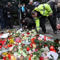 Mieszkańcy Berlina od rana na miejsce zamachu przynoszą kwiaty i znicze.
