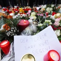 Mieszkańcy Berlina od rana na miejsce zamachu przynoszą kwiaty i znicze.