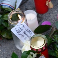 Mieszkańcy Berlina od rana na miejsce zamachu przynoszą kwiaty i znicze.