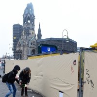 Mieszkańcy Berlina od rana na miejsce zamachu przynoszą kwiaty i znicze.