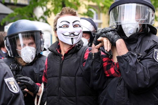 Berlińczycy protestowali przeciwko obostrzeniom /OMER MESSINGER  /PAP/EPA