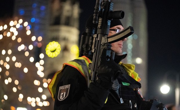 Berlińska policja: Ewakuacja jarmarku bożonarodzeniowego podyktowana była ostrożnością