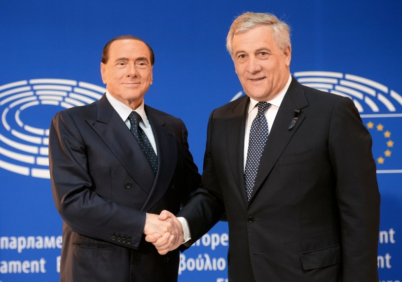 Berlusconi uważa to, że Tajani jest urodzonym mediatorem, który jest w stanie wszystkich pogodzić. Na zdj. Silvio Berlusconi i Antonio Tajani /Sebastien Bozon / AFP /AFP