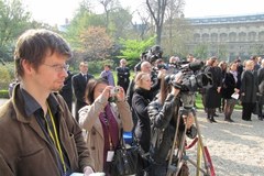 Bernard Kouchner złożył hołd ofiarom katastrofy 10 kwietnia