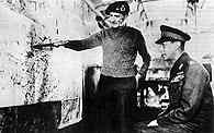 Bernard Law Montgomery i król Jerzy VI przy planie operacji w Normandii, 1944 /Encyklopedia Internautica
