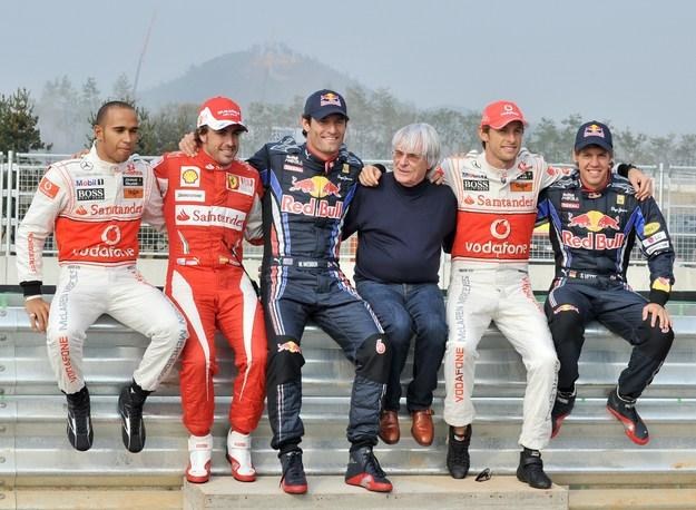 Bernie Ecclestone (trzeci z prawej) i władze F1 mogą dać szansę na organizację wyścigu Majorce /AFP