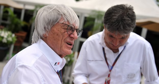 Bernie Ecclestone (z lewej) /AFP