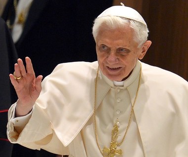 Bertone: Papież chciał abdykować wcześniej
