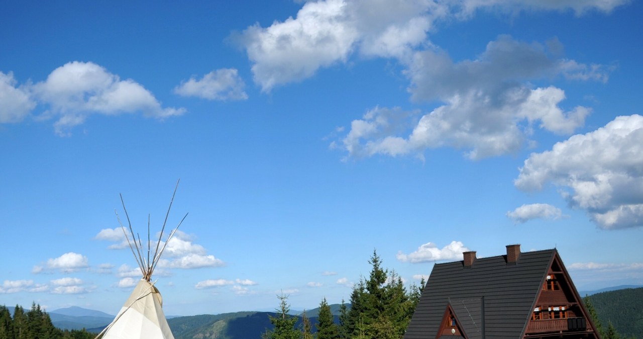 Beskid Żywiecki warto odwiedzić o każdej porze roku. Hala Rycerzowa z bacówką PTTK to idealny cel również zimowych podróży. / MAREK LASYK/REPORTER  /East News