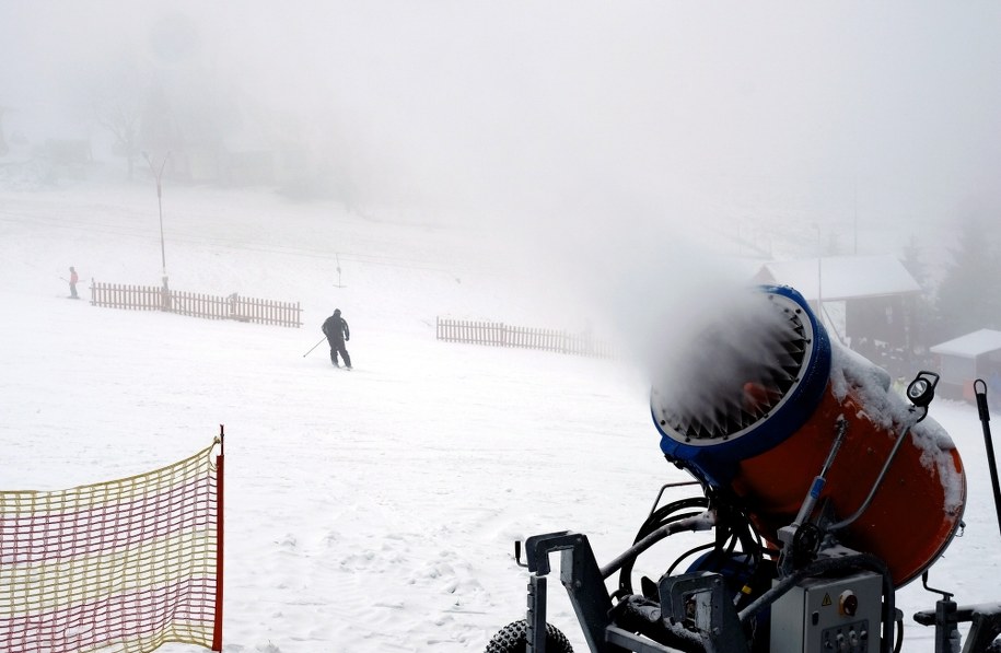 Beskidy: Na wyciągu orczykowym pękła lina. Narciarce pomagali ratownicy GOPR / 	Andrzej Grygiel    /PAP