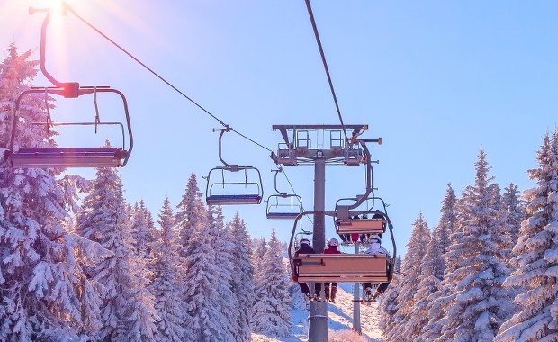 Beskidy: Wiatr jeszcze wieje, ale niektóre wyciągi już ruszają