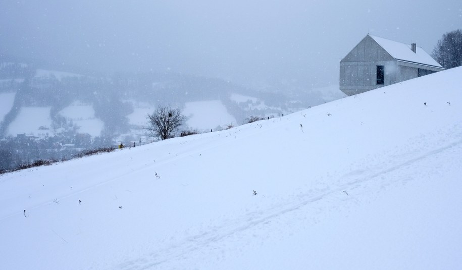 Trudne warunki w Beskidach. Szlaki turystyczne zasypał śnieg