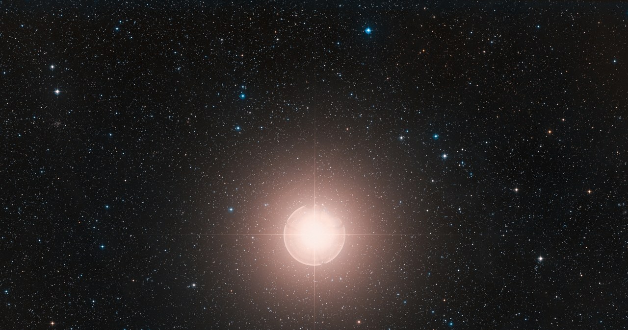 Betelgeza to jedna z najjaśniejszych gwiazd na nocnym niebie. /ESO/Digitized Sky Survey 2/CC BY 4.0 /Wikimedia