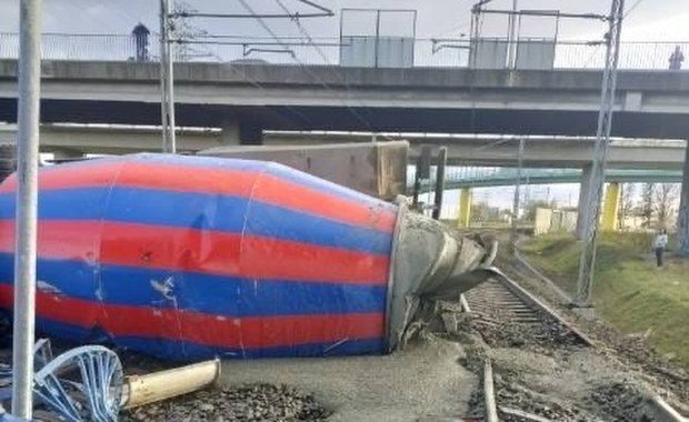 Betoniarka spadła na tory do gdańskiego portu. Nie żyje kierowca