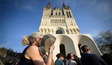 "Betonowe UFO" przy katedrze. Remont wywołał burzę we Francji