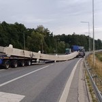 Betonowy blok wypadł na drogę. Koniec utrudnień na dk 50