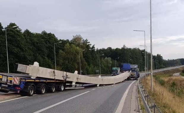 Betonowy blok wypadł na drogę. Koniec utrudnień na dk 50