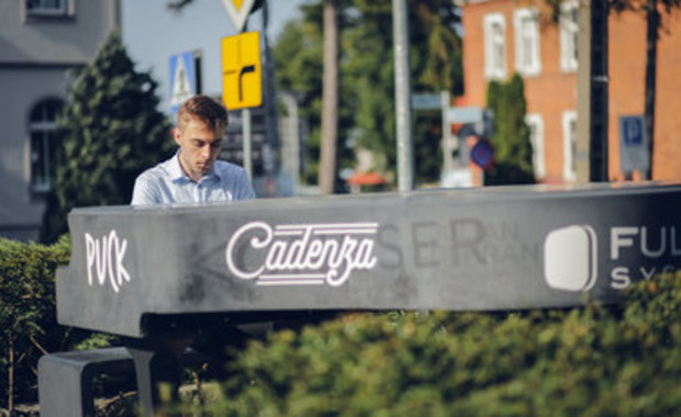 Betonowy, pierwszy taki na świecie fortepian, stoi w centrum Pucka