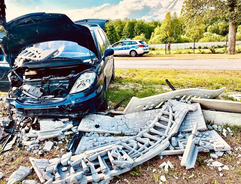 Betonowy płot zniszczony po uderzeniu /KPP Rawa Mazowiecka /Policja