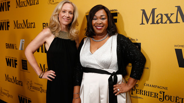 Betsy Beers i Shonda Rhimes /Christopher Polk /Getty Images