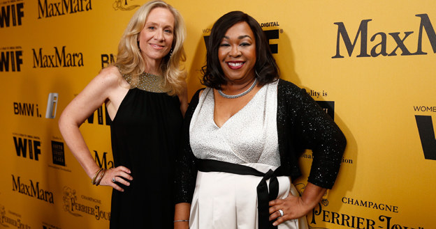 Betsy Beers i Shonda Rhimes /Christopher Polk /Getty Images