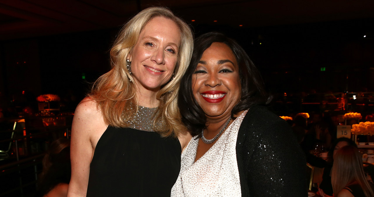 Betsy Beers i Shonda Rhimes /Christopher Polk /Getty Images