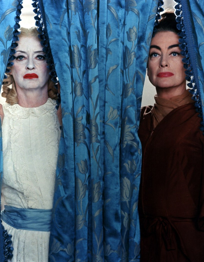 Bette Davis (L) i Joan Crawford (P) w filmie "Co się zdarzyło Baby Jane?" /Everett Collection /East News